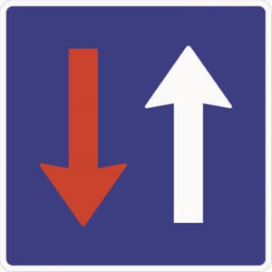 Skiltet angir at møtende kjørende er pålagt vikeplikt