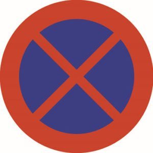 Skiltet angir forbud mot å stanse kjøretøy på den side av vegen hvor skiltet er satt opp